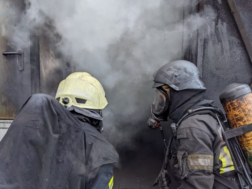 Zwei Atemschutzgeräteträger der Ortsfeuerwehr Lehrte bei der Realbrandausbildung