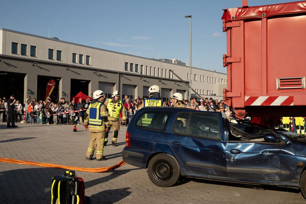 Technische Hilfeleistung an einem Unfallfahrzeug