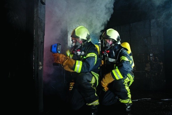 Einsatzkräfte der Feuerwehr Lehrte mit Wärmebildkamera